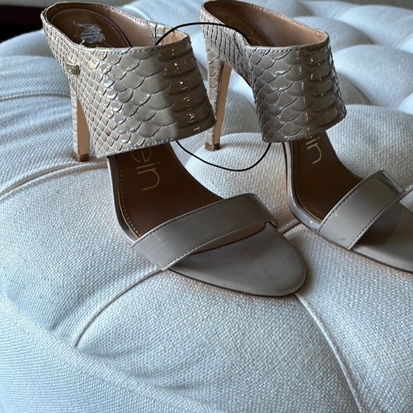 Calvin Klein women’s 3 inch pumps - Picture 2 of 6